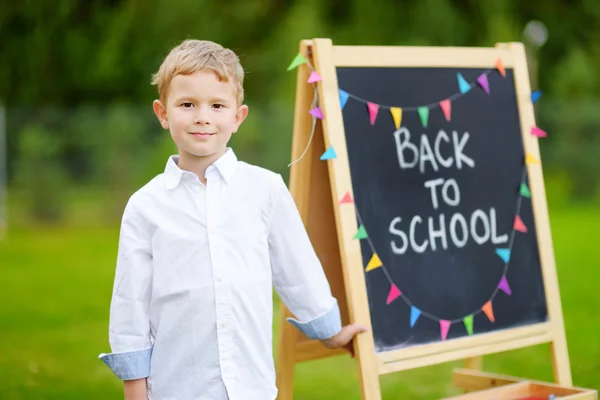 Liten pojke kommer tillbaka till skolan — Stockfoto