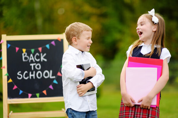 маленькие дети возвращаются в школу
