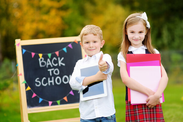 маленькие дети возвращаются в школу
