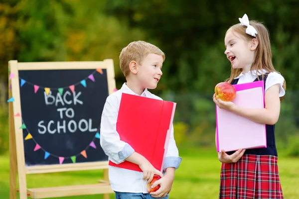 Kleine kinderen terug naar school te gaan — Stockfoto