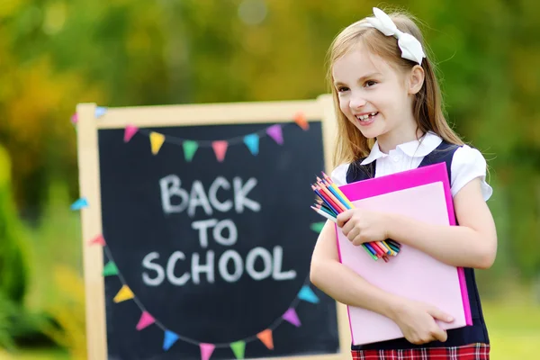 La bambina sta tornando a scuola. — Foto Stock