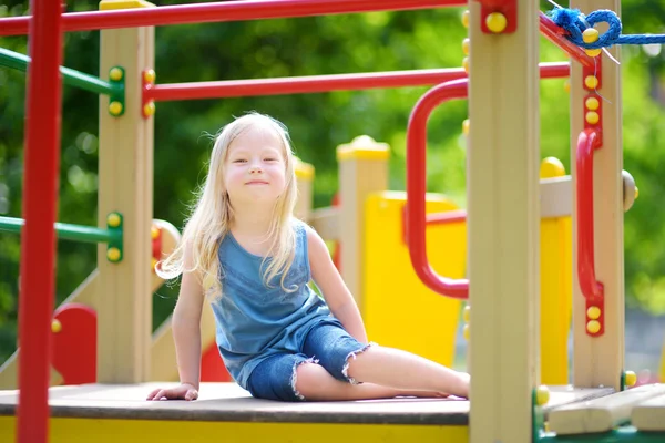 Liten flicka att ha kul på en lekplats — Stockfoto