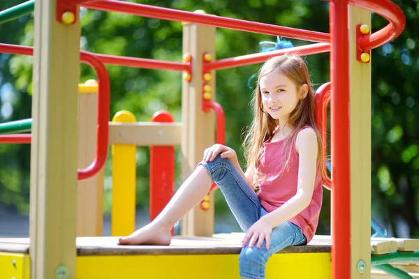 Niña divirtiéndose en un parque infantil — Foto de Stock