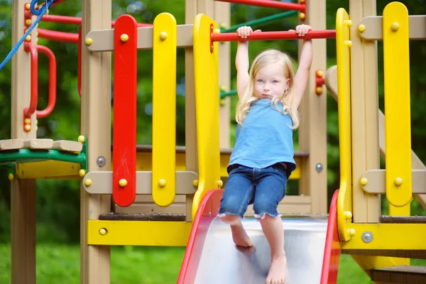 Liten flicka att ha kul på en lekplats — Stockfoto