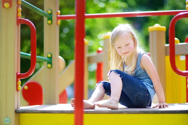 Niña divirtiéndose en un parque infantil —  Fotos de Stock