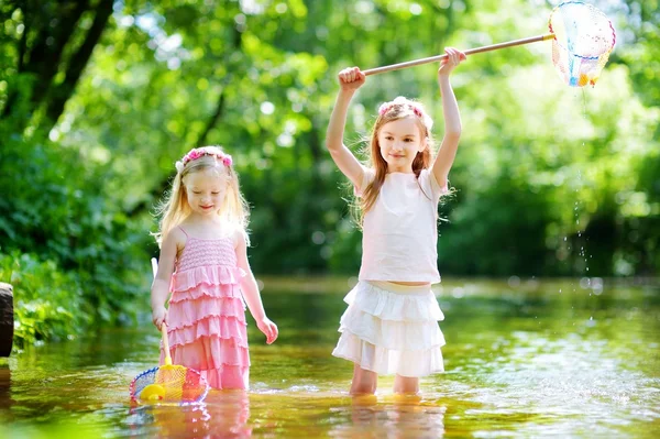 川で遊ぶ 2 つの幼い姉妹 — ストック写真