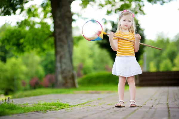 Bambina che cattura farfalle con una rete da scoop — Foto Stock