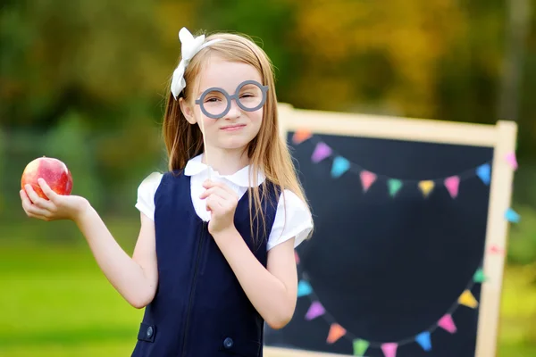 小さな女の子が学校に戻って行く — ストック写真