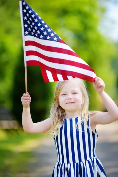 Niña sosteniendo bandera americana — Foto de Stock