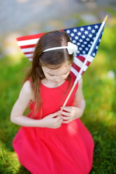 Niña sosteniendo bandera americana — Foto de Stock