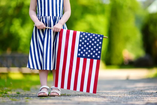 Niña sosteniendo bandera americana — Foto de Stock