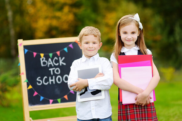 маленькие дети возвращаются в школу
