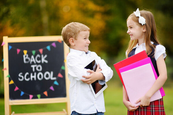 маленькие дети возвращаются в школу
