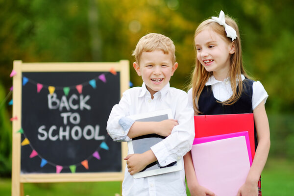 маленькие дети возвращаются в школу
