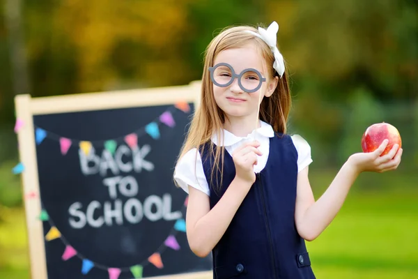 Lilla tjejen kommer tillbaka till skolan — Stockfoto