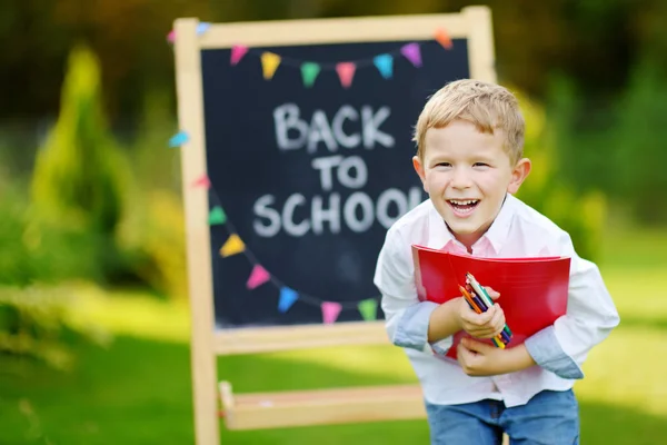 Mały chłopiec wraca do szkoły — Zdjęcie stockowe