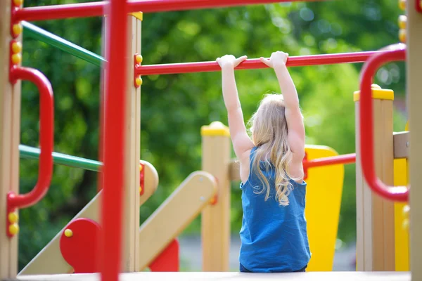 Niña divirtiéndose en un parque infantil — Foto de Stock