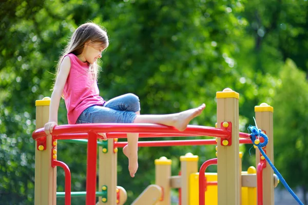 Niña divirtiéndose en un parque infantil — Foto de Stock