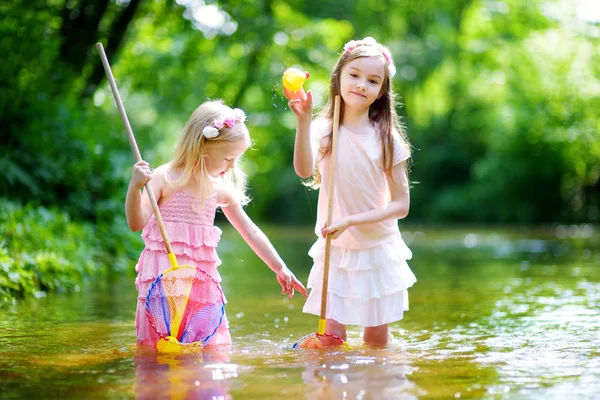 İki küçük kız bir nehirde oynarken — Stok fotoğraf