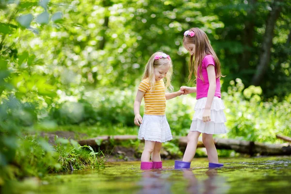 Twee zusjes spelen in een rivier — Stockfoto