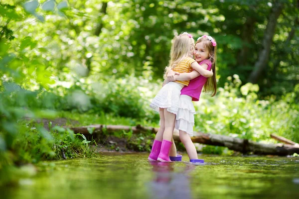 川で遊ぶ 2 つの幼い姉妹 — ストック写真