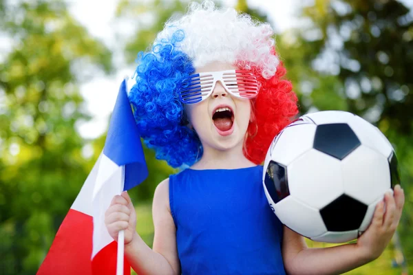 Kleines Mädchen unterstützt Fußballmannschaft — Stockfoto