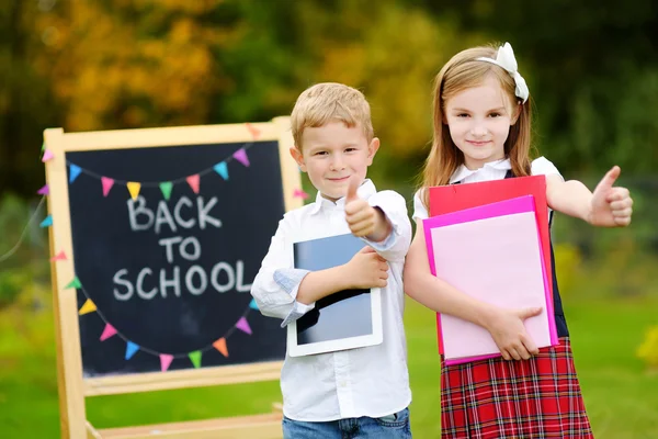 Kleine Kinder gehen wieder zur Schule — Stockfoto