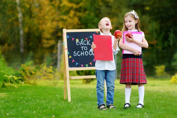 Niños pequeños que vuelven a la escuela —  Fotos de Stock