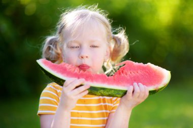 küçük kız karpuz ısırma
