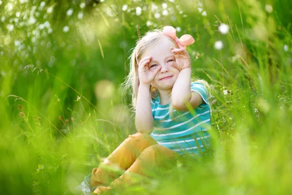 Pequena menina alegre ao ar livre — Fotografia de Stock