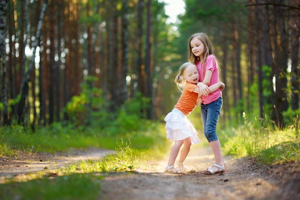 Sisters hiking in forest — Stock Photo, Image