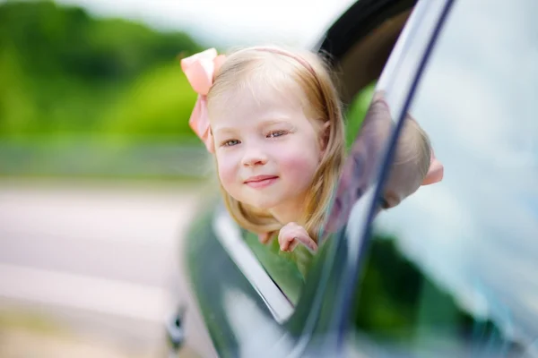 Menina olhando pela janela do carro — Fotografia de Stock