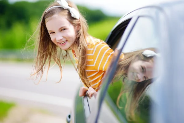 Chica mirando por la ventana del coche — Foto de Stock