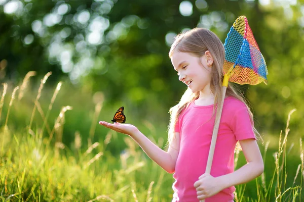 Girl catching butterfly — Stock Photo, Image