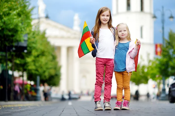 Сестри святкуванні річниці Литовської державності — стокове фото