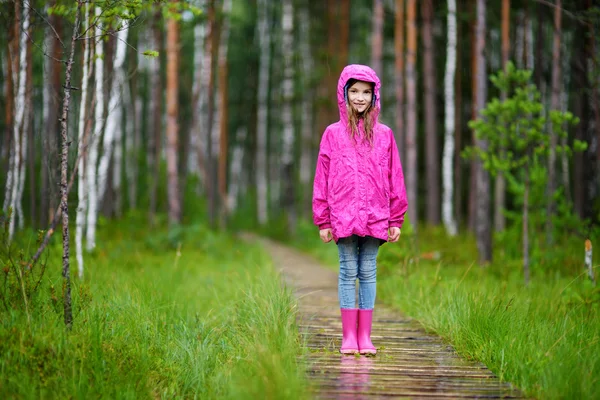 Mädchen läuft im Regen — Stockfoto