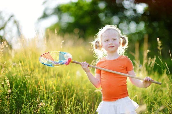 Ragazza cattura farfalle — Foto Stock