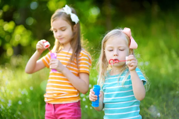 Zusters zeepbellen blazen — Stockfoto