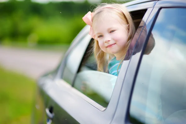 Girl looking out of car window — Stock Photo, Image