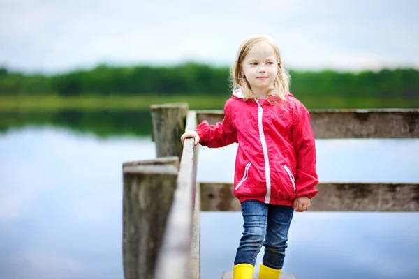 Fille marche sous la pluie — Photo