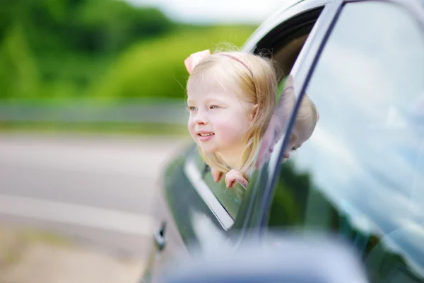 Menina olhando pela janela do carro — Fotografia de Stock