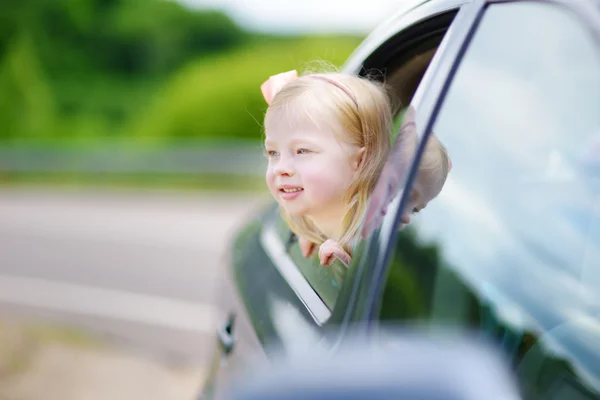 Girl looking out of car window — Stock Photo, Image