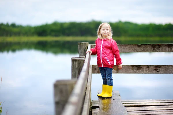 Fille marche sous la pluie — Photo