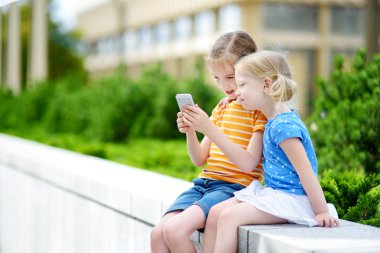 Little sisters smartphone ile oynamak