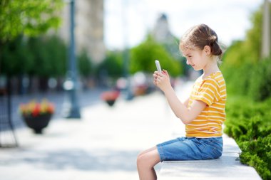 sevimli kız mobil oyun oynuyor 