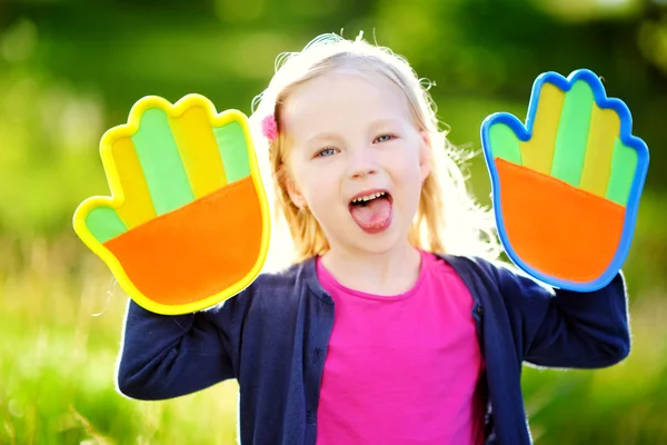 Meisje met velcro palm pads — Stockfoto