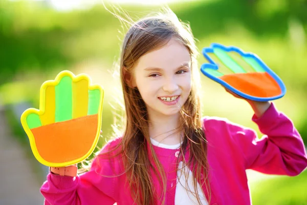 Meisje met velcro palm pads — Stockfoto