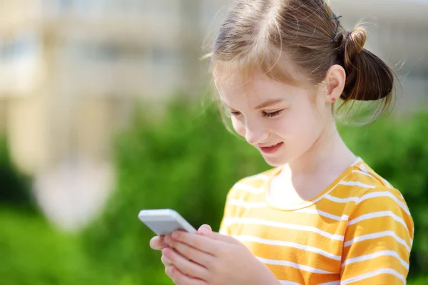 Mädchen spielt mobiles Outdoor-Spiel — Stockfoto