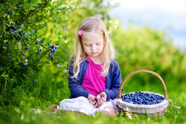 Girl with fresh berries — Stock Photo, Image