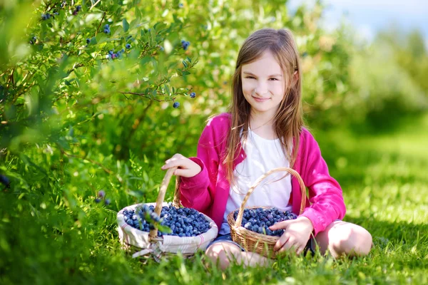 Gadis dengan keranjang buah berry segar — Stok Foto